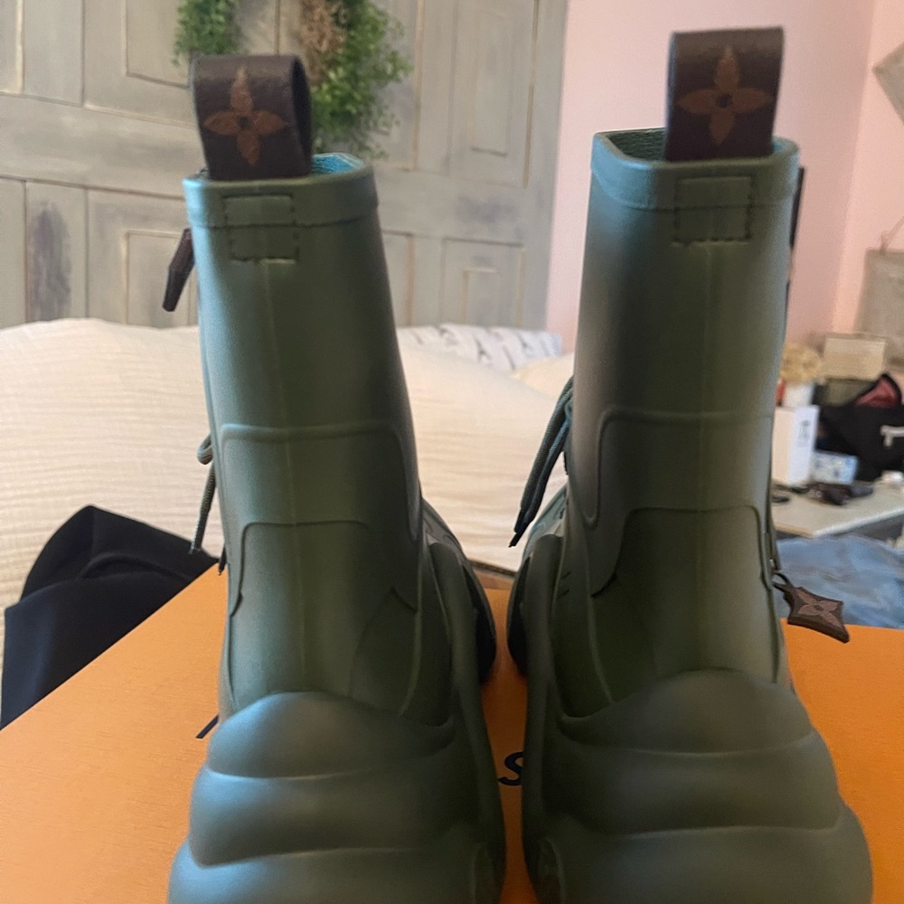 Louis Vuitton Olive Lace-Up Boots 
#1 rain/snow boot on vogue
Brand new - Picture 5 of 6